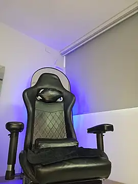 johnjaguar1  online show from June 10, 2026, 12:37 pm