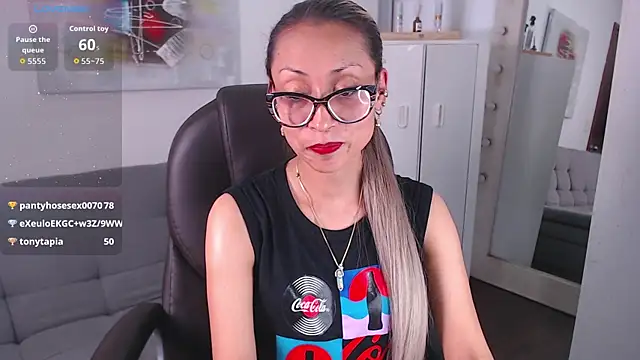 alexia james  online show from April 17, 2026, 9:07 pm