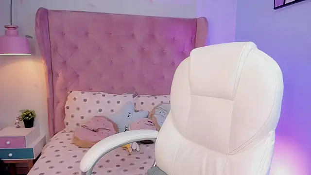 Vanelope evanss online show from November 21, 2025, 12:37 pm