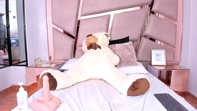 ValentineRouse online show from October 4, 2025, 8:12 am