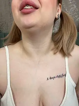 Snapshot of KellyMoors chatting on October 10, 2025, 1:48 am KellyMoors online show from October 10, 2025, 1:48 am