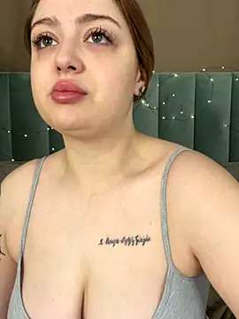 Snapshot of KellyMoors chatting on October 19, 2025, 1:28 am KellyMoors online show from October 19, 2025, 1:28 am