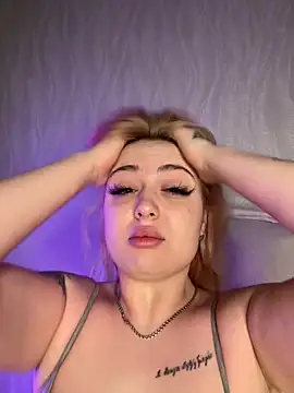 KellyMoors online show from April 10, 2026, 1:22 am