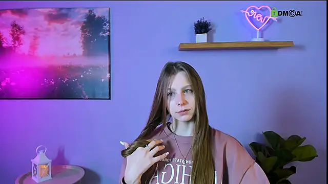 esme moore  online show from November 6, 2025, 9:43 am