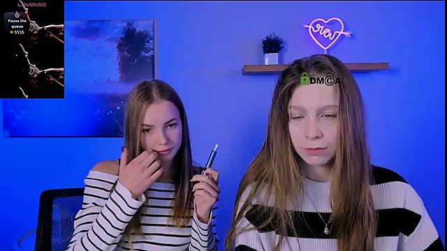 esme moore  online show from November 7, 2025, 9:42 am