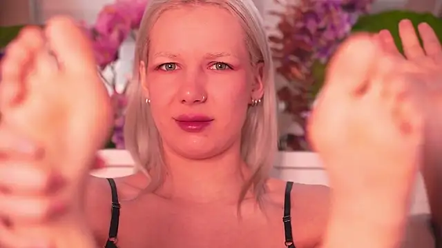 RanyThomson online show from November 28, 2025, 12:08 pm