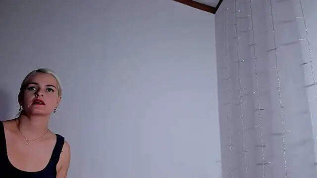 Snapshot of lili_latina47 chatting on October 17, 2025, 8:33 pm lili latina47 online show from October 17, 2025, 8:33 pm