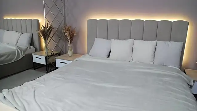 DianaMello online show from November 27, 2025, 4:03 am