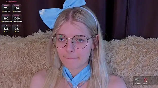 Snapshot of MonicaShiny chatting on November 3, 2025, 7:04 pm MonicaShiny online show from November 3, 2025, 7:04 pm