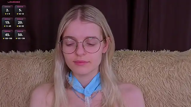 Snapshot of MonicaShiny chatting on November 10, 2025, 8:08 pm MonicaShiny online show from November 10, 2025, 8:08 pm