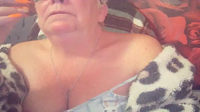 Snapshot of Playful_MILF_Demi chatting on April 30, 2026, 8:31 am Playful MILF Demi online show from April 30, 2026, 8:31 am