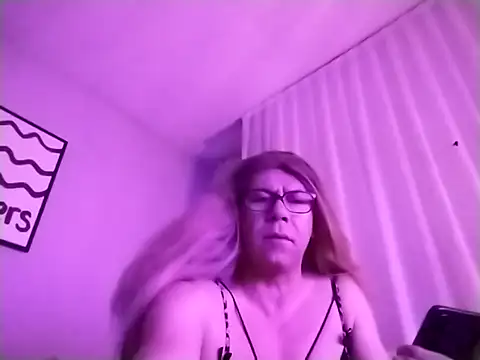 Snapshot of AdvisingRiffle chatting on December 14, 2025, 12:27 am AdvisingRiffle online show from December 14, 2025, 12:27 am