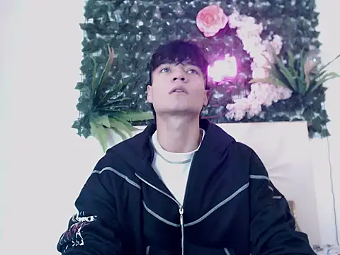 Snapshot of alex_russo__ chatting on October 28, 2025, 11:29 pm alex russo online show from October 28, 2025, 11:29 pm