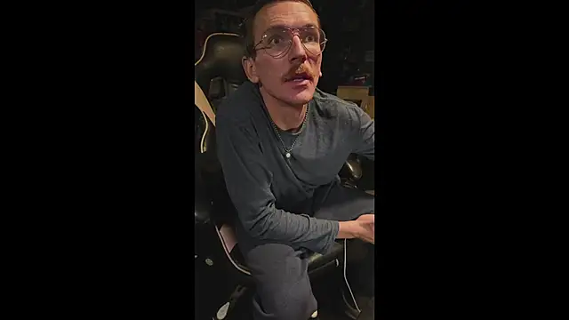 AverageMaleJay online show from November 9, 2025, 2:43 am