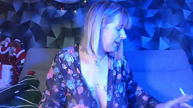 Delichieuse5 online show from December 10, 2024, 11:40 pm