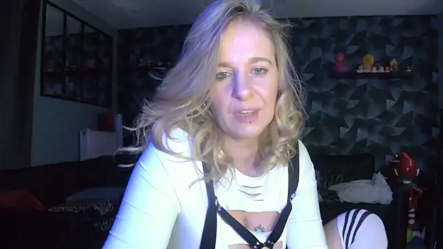 Snapshot of Delichieuse5 chatting on February 10, 2026, 8:35 pm Delichieuse5 online show from February 10, 2026, 8:35 pm