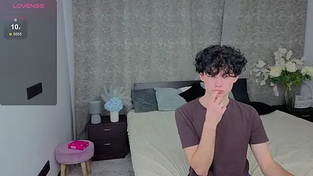 Cute Mike online show from December 3, 2025, 7:45 pm