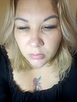 Snapshot of Karamelkaxq chatting on October 28, 2025, 2:20 pm Karamelkaxq online show from October 28, 2025, 2:20 pm