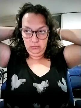 Snapshot of -saraqueen- chatting on October 21, 2025, 2:51 pm -saraqueen- online show from October 21, 2025, 2:51 pm