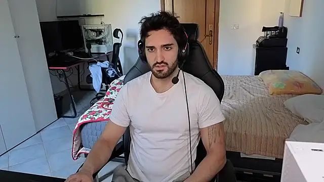 Al3xox02 online show from February 18, 2026, 10:22 am