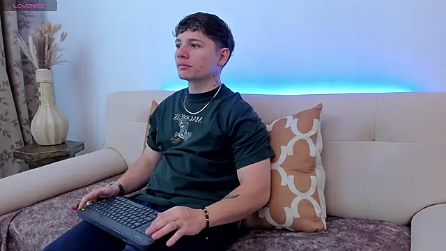 Snapshot of Leoo_Miller chatting on October 17, 2025, 8:44 pm Leoo Miller online show from October 17, 2025, 8:44 pm