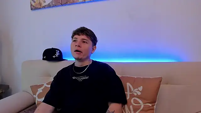 Snapshot of Leoo_Miller chatting on October 24, 2025, 7:54 pm Leoo Miller online show from October 24, 2025, 7:54 pm