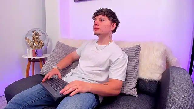 Leoo Miller online show from November 30, 2025, 4:16 am