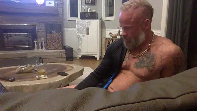 Snapshot of Muscledick40 chatting on April 17, 2026, 2:14 am Muscledick40 online show from April 17, 2026, 2:14 am