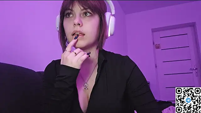 Snapshot of KristiBloom chatting on November 2, 2025, 10:45 pm KristiBloom online show from November 2, 2025, 10:45 pm