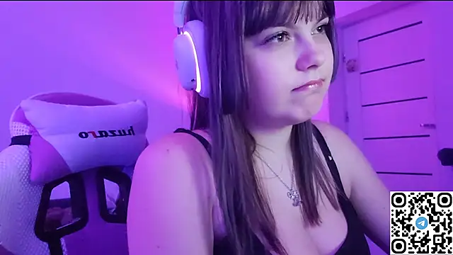 Snapshot of KristiBloom chatting on December 15, 2025, 9:52 pm KristiBloom online show from December 15, 2025, 9:52 pm