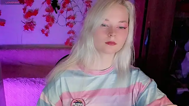 Snapshot of HoneyDazzle chatting on October 24, 2025, 7:32 pm HoneyDazzle online show from October 24, 2025, 7:32 pm