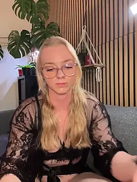 LinaLeana online show from March 1, 2026, 5:59 pm