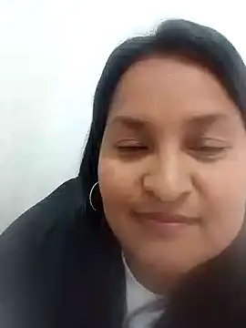 Snapshot of lucia00xx chatting on October 20, 2025, 6:52 pm lucia00xx online show from October 20, 2025, 6:52 pm