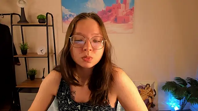 Nuura Moore online show from October 20, 2025, 12:55 am