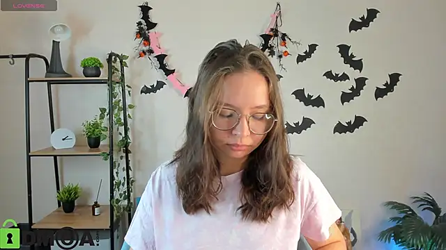 Nuura Moore online show from November 5, 2025, 12:54 am