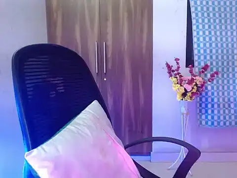 Roiseeee online show from March 30, 2026, 4:57 am