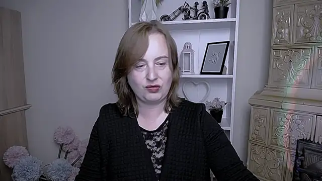 Snapshot of HelenFl chatting on October 10, 2025, 6:45 am HelenFl online show from October 10, 2025, 6:45 am