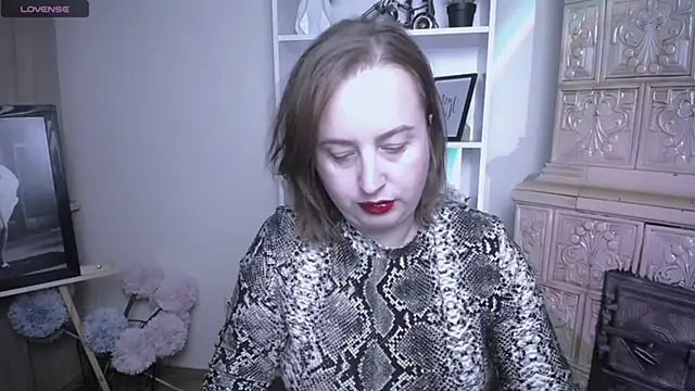 Snapshot of HelenFl chatting on October 31, 2025, 8:15 am HelenFl online show from October 31, 2025, 8:15 am