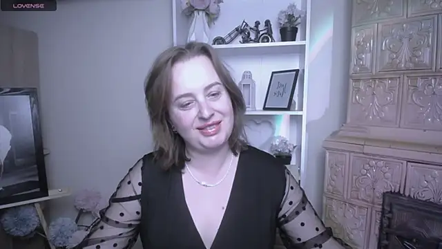 Snapshot of HelenFl chatting on November 7, 2025, 8:14 am HelenFl online show from November 7, 2025, 8:14 am