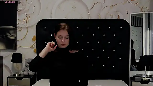 Snapshot of NicolleGrant chatting on October 8, 2025, 6:00 am NicolleGrant online show from October 8, 2025, 6:00 am