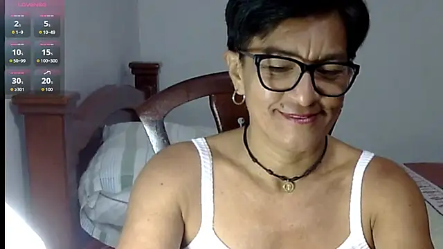 Snapshot of LunaLUVX chatting on November 3, 2025, 1:40 am LunaLUVX online show from November 3, 2025, 1:40 am