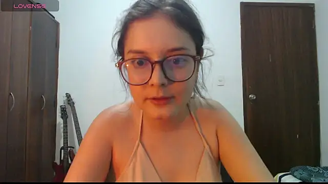 Snapshot of CarlaLorez chatting on December 3, 2025, 1:02 am CarlaLorez online show from December 3, 2025, 1:02 am