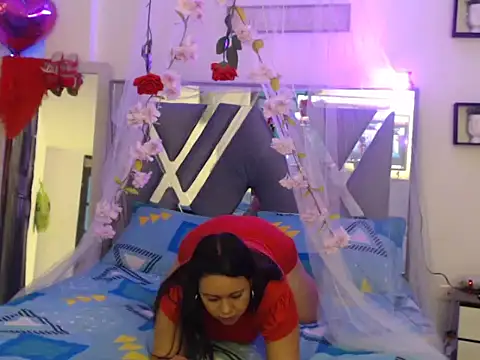 Snapshot of NicoleLerman chatting on October 24, 2025, 7:43 pm NicoleLerman online show from October 24, 2025, 7:43 pm