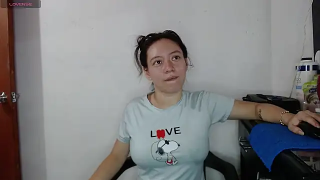 Snapshot of Damara_Rolands- chatting on November 5, 2025, 6:19 pm Damara Rolands- online show from November 5, 2025, 6:19 pm