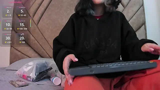 Snapshot of Mythical_Girl chatting on October 15, 2025, 7:03 pm Mythical Girl online show from October 15, 2025, 7:03 pm