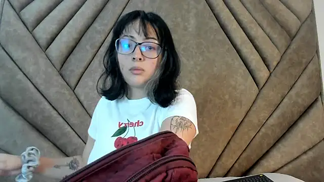 Snapshot of Mythical_Girl chatting on November 6, 2025, 7:26 pm Mythical Girl online show from November 6, 2025, 7:26 pm