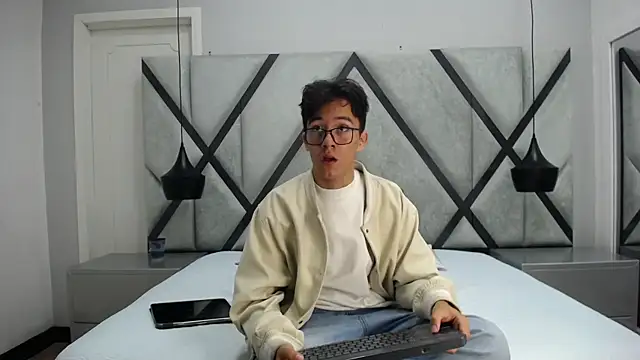 Snapshot of Austin_Reeds chatting on October 19, 2025, 12:39 pm Austin Reeds online show from October 19, 2025, 12:39 pm