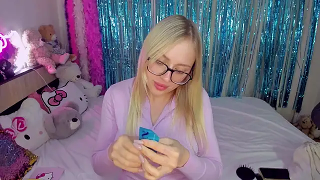 CeaneLino online show from November 19, 2025, 2:33 am