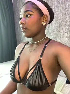 Snapshot of KarinaFlowers_ chatting on November 11, 2025, 12:16 pm KarinaFlowers online show from November 11, 2025, 12:16 pm