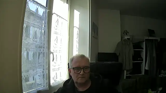 Snapshot of macdut67 chatting on October 7, 2025, 4:04 pm macdut67 online show from October 7, 2025, 4:04 pm